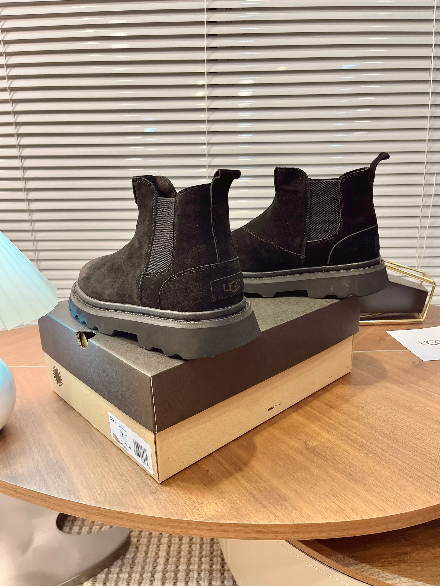 【UGG】 P: 600💰 Size: 40 to 44 (45 custom-made) 2025 new style 𝑼𝑮𝑮•Men's ◾️. Winter snow boots and fur shoes. The matching coefficient is also 100%. 💥Good-looking✨Fully fashionable and stylish when worn. 📈 Lager casual boots, lace-up style. The heels are decorated with hot embossed brand logos. Item No.: 1171113 Upper: high-quality cow suede Lining: sheepskin imported from Australia 🐑The inner lining is made of Australian lamb wool Outsole: EVA non-slip outsole. 45